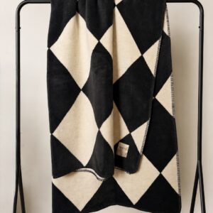 Puuvillasegust pleed Harleq by Matí - must/valge